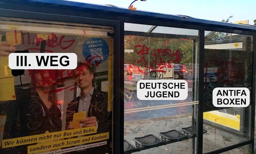 Rückseite der Bushaltestelle am S-Bhf. Wuhlheide. An den Scheiben befinden sich in roter Farbe die Schriftzüge: "III. Weg", "deutsche Jugend" und Antifa boxen".