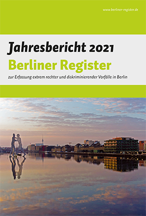 Abgebildet wird die Titelseite des Jahresberichts 2021 der Berliner Register. Es ist ein Bild der Skulptur Molekular Man von der Elsenbrücke aus fotografiert zu sehen. Auf der glatten Wasseroberfläche spiegeln sich Wolken und Häuser.