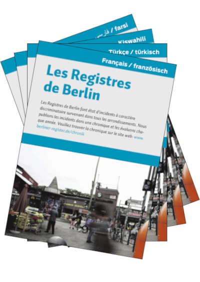 Stapel Flyer in mehreren Sprachen: Französisch, Türkisch, Kiswahili, Farsi, vorne "Les Registres de Berlin"