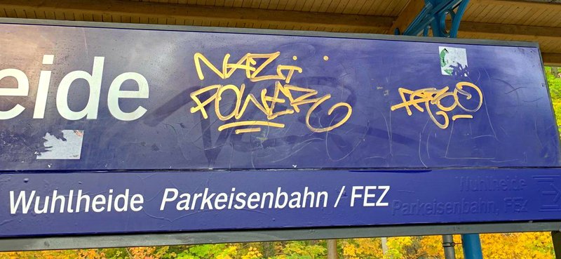 Schild auf dem Gleis des S-Bhf. Wuhlheide auf dem sich in gelber Farbe der Schriftzug "NAZI POWER" befindet.