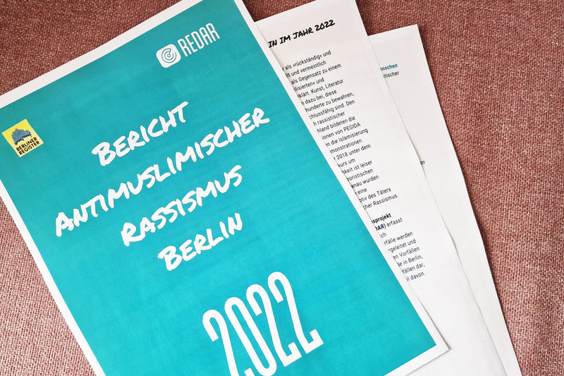 Text auf blauem Grund "Bericht antimuslimischer Rassismus in Berlin 2022"
