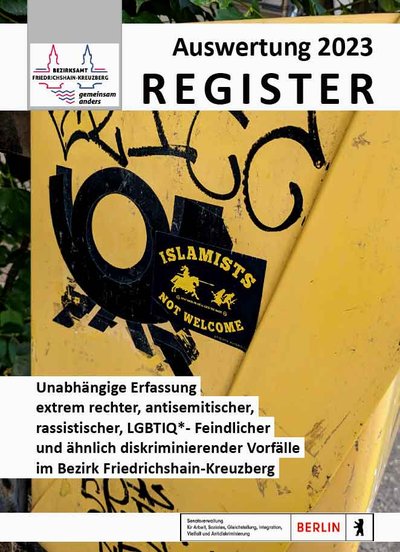 Briefkasten mit rassistischem Aufkleber, Überschrift Register Friedrichshain-Kreuzberg Auswertung 2023, Logo von Fördernern Senat und Bezirk