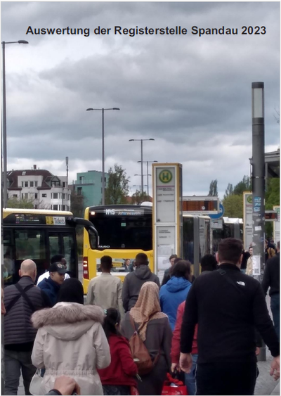 Auf dem Titel der Auswertung sieht  man die Bushaltestellen vor dem Rathaus Spandau. Viele unterschiedliche Menschen eilen zu ihren Bussen