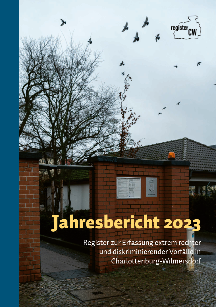 Cover der Broschüre "Jahresbericht 2023. Register zur Erfassung extrem rechter und diskriminierender Vorfälle in Charlottenburg-Wilmersdorf" mit Bild von einem Gebäude und Vögeln um Hintergrund