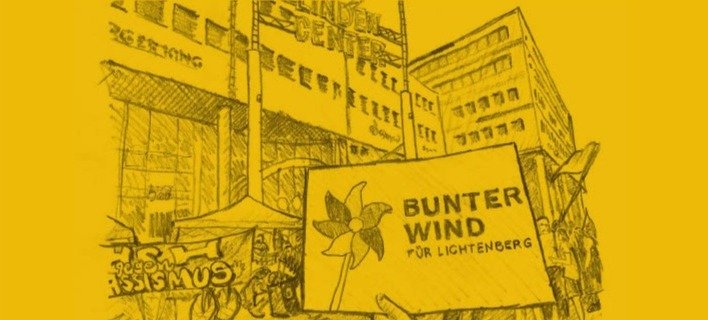 Zeichnung einer Kundgebung vor dem Linden-Center. Im Vordergrund eine Klatschpappe mit der Aufschrift "Bunter Wind für Lichtenberg"