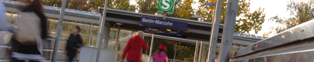 Banner-Foto, Menschen gehen zum S-Bahnhof Berlin-Marzahn