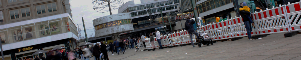 Banner-Foto, Menschen vor der Weltzeituhr mit Bauzaun, Berlin-Alexanderplatz