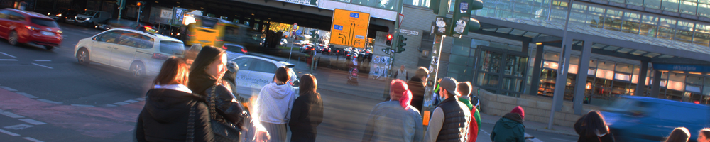 Banner-Foto, Autos und Menschen auf der Seegefelder Straße vor dem Bahnhof Berlin-Spandau